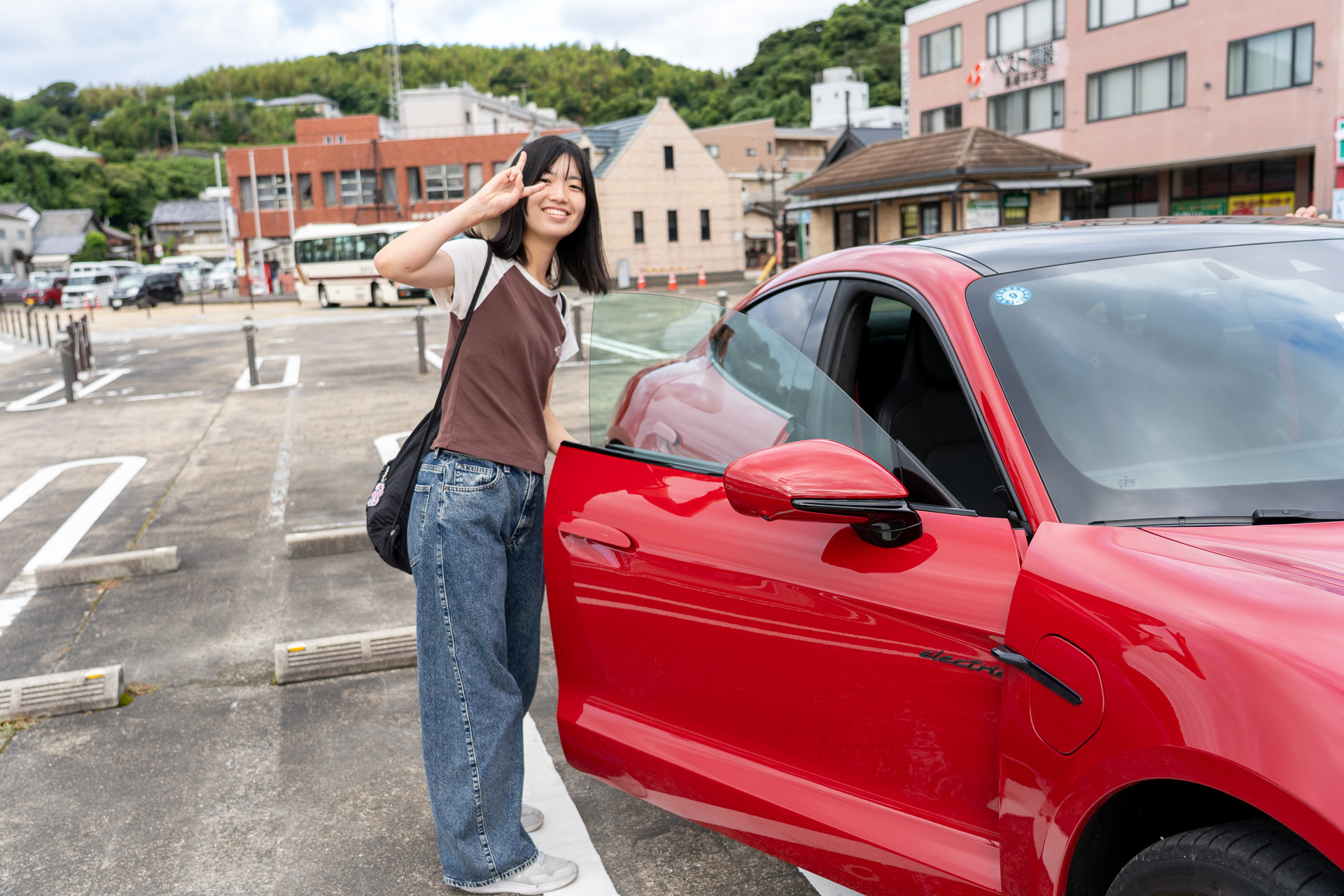 今年も移動の合間には、ポルシェ（911カレラSとタイカンGTSの2台）に乗って大喜びする子供たちの笑顔をたくさん見ることができた