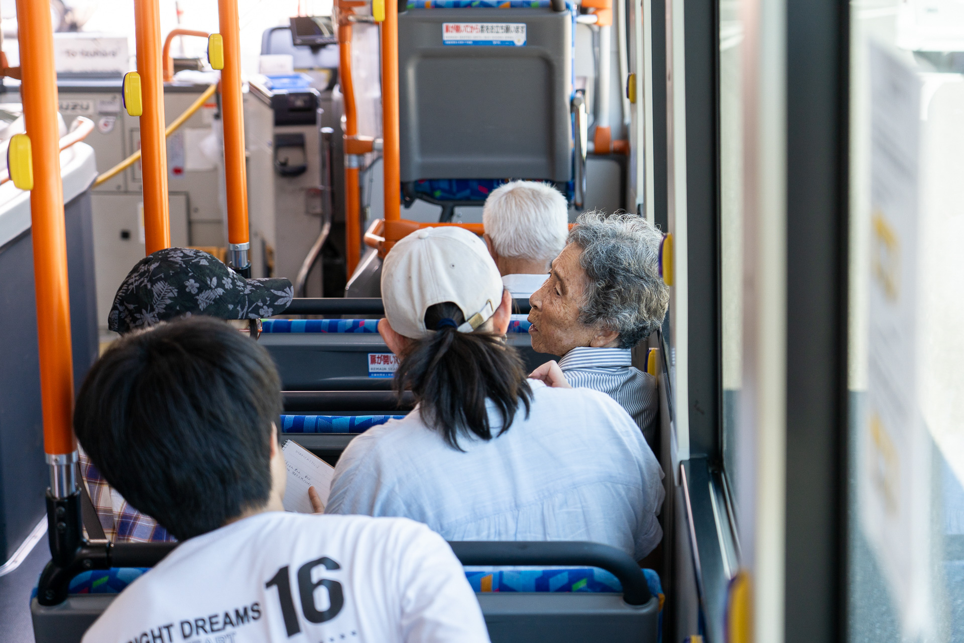 バスの車内でさっそく聞き込み開始。前に座っていたおばあちゃんに話しかけていた