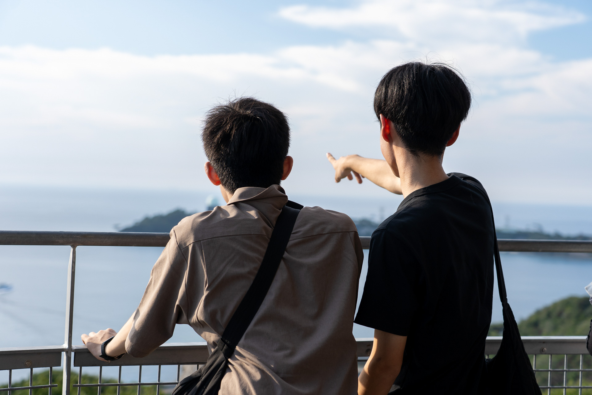 ぼんやりと見える陸地は韓国。わずか50km先が外国であるリアルを肌で感じる