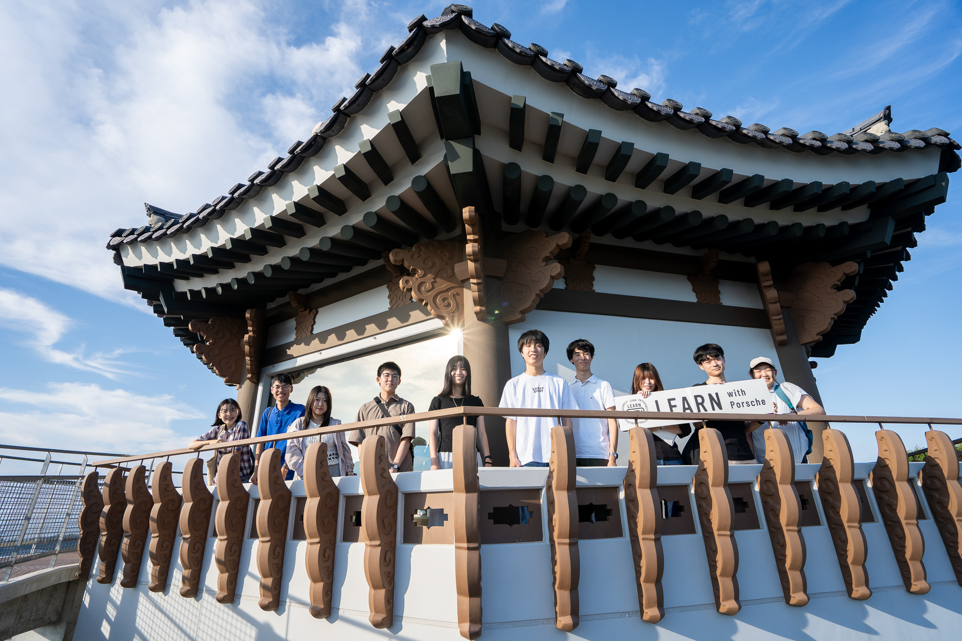 10人全員が揃った「韓国展望所」。展望台の建物は韓国の伝統的な建築様式だ