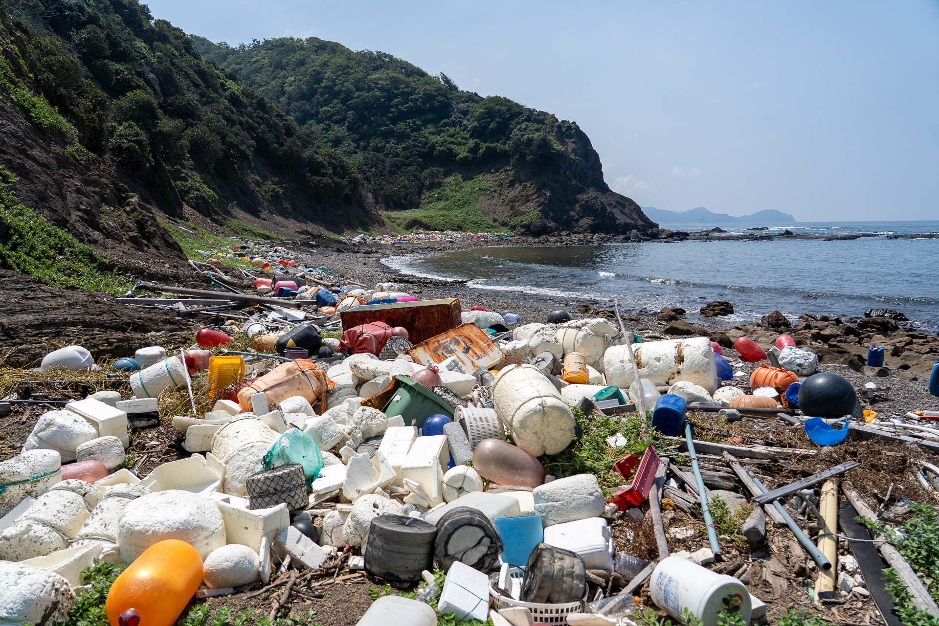 漂着ごみで埋め尽くされていたクジカ浜。拾っても拾っても、あっという間にまた同じ光景になるという