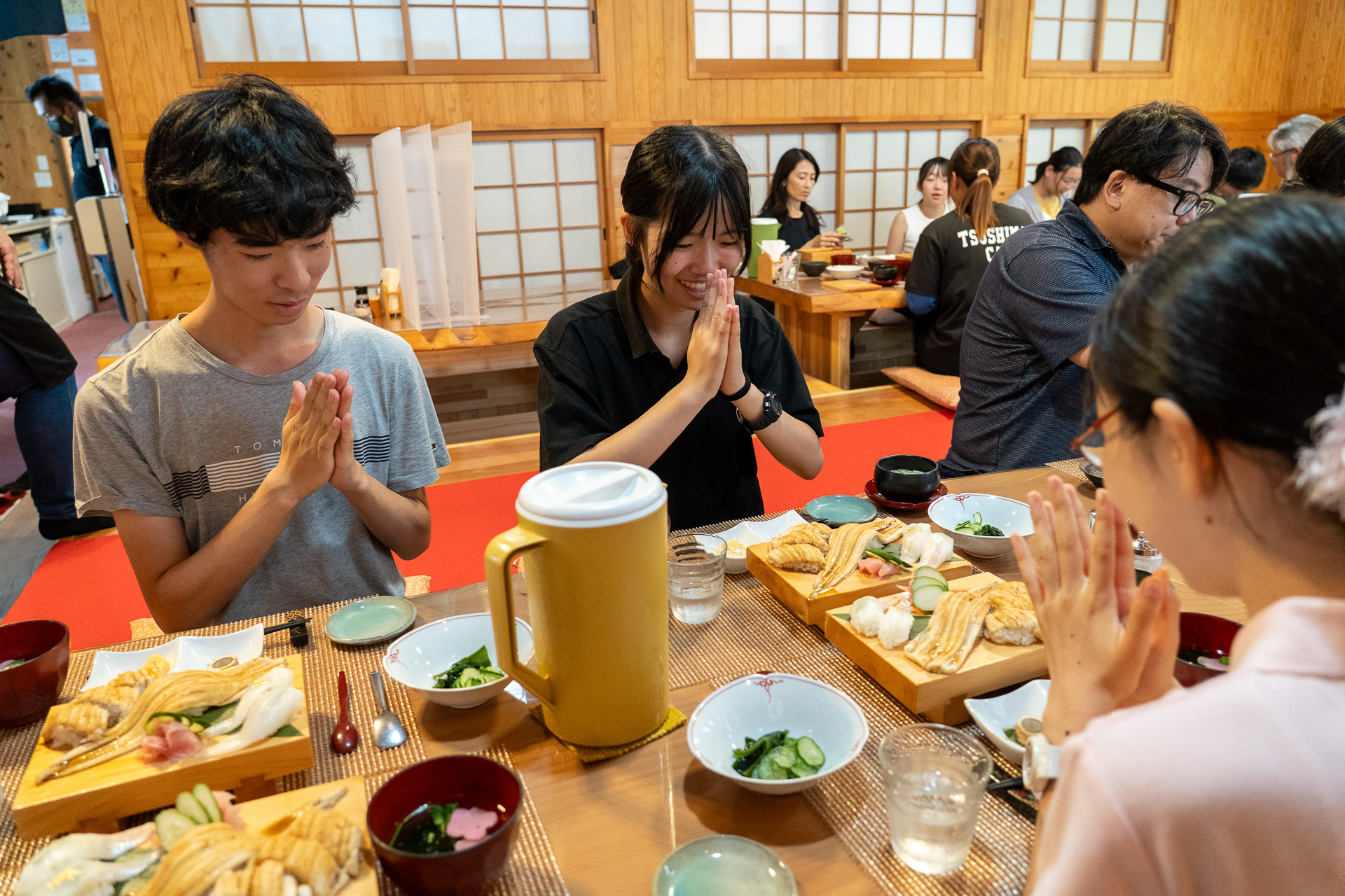 午前中のワークを終え、対馬名物の黄金あなごをみんなで美味しくいただいた