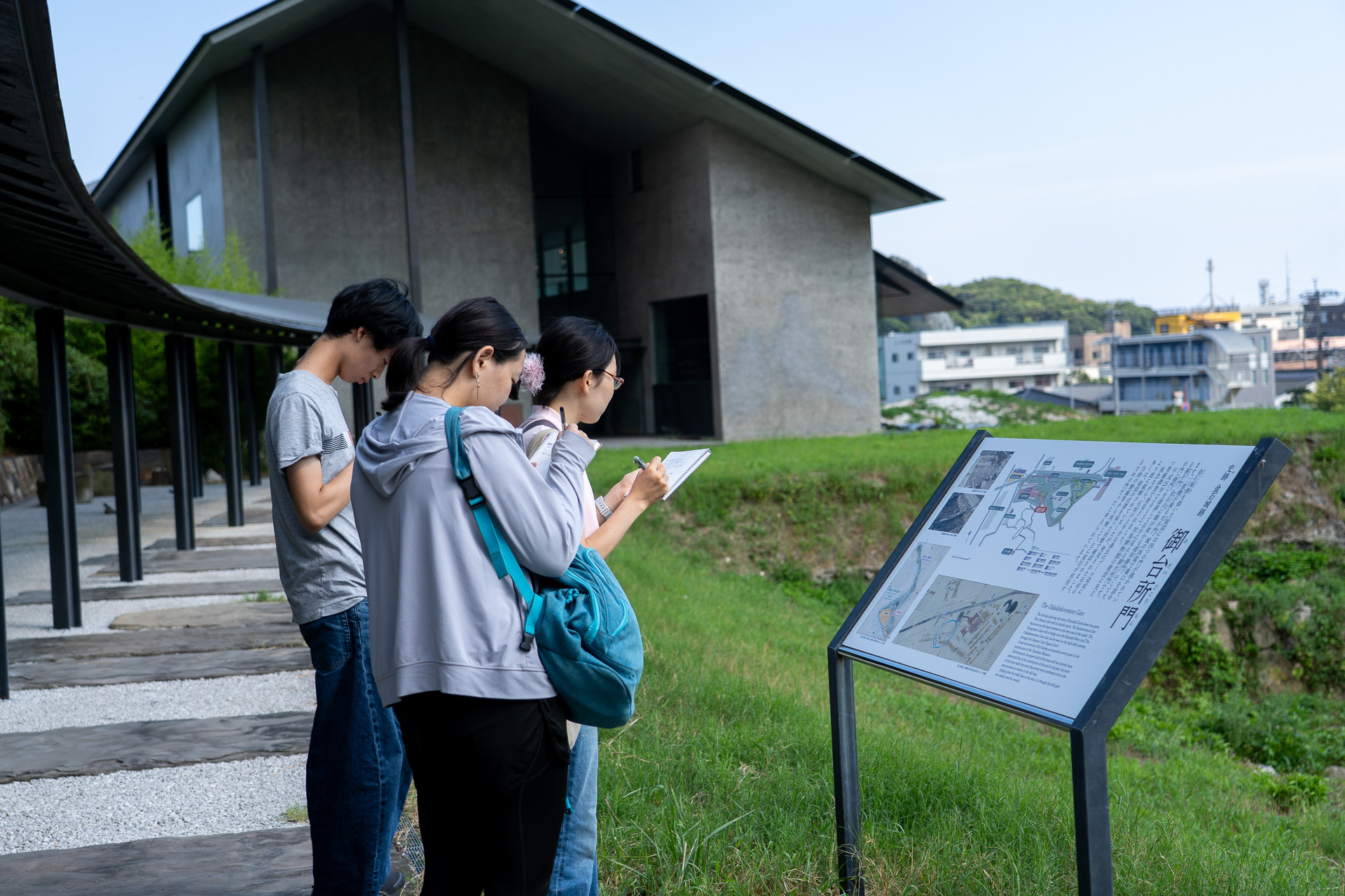 対馬博物館の展示を通じて、古代から続く大陸との交流や戦いの歴史に触れた中国チーム。開催されていた特別展でツシマヤマネコの剥製とご対面