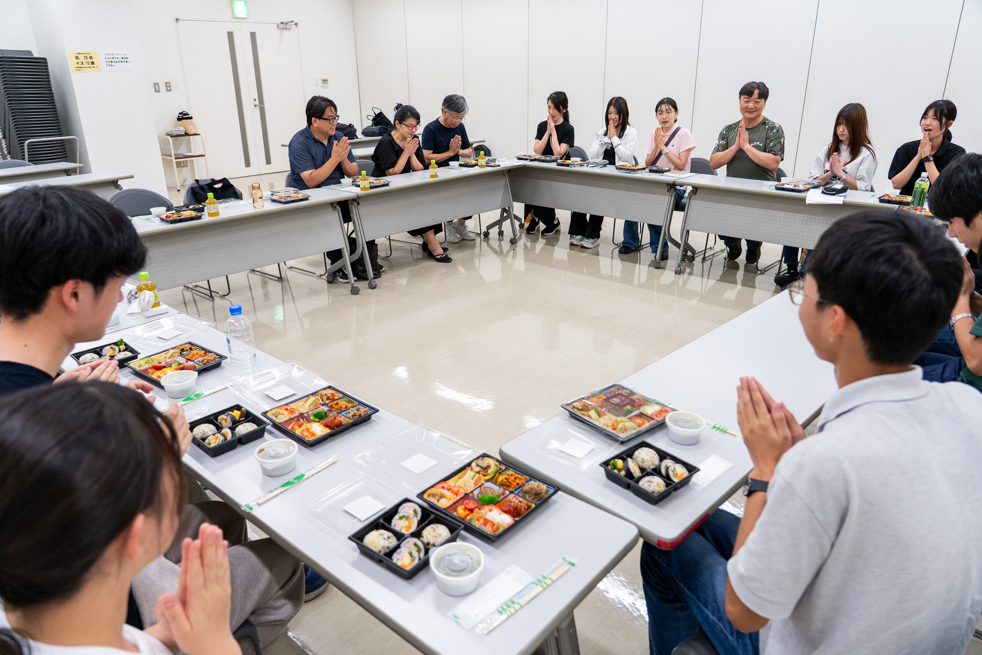 夕食には、鈴木さんが用意してくださった本格的な韓国のお弁当が登場。キンパやチヂミなど本場の味に舌鼓