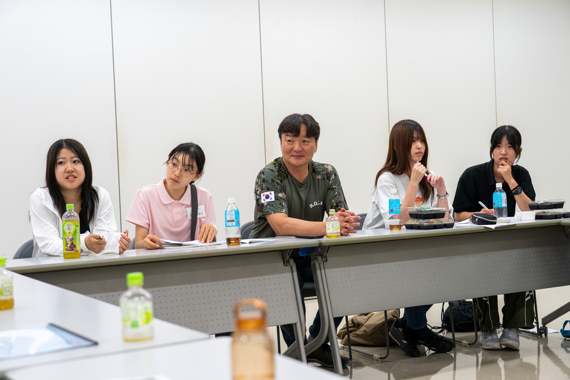 夕食には、鈴木さんが用意してくださった本格的な韓国のお弁当が登場。キンパやチヂミなど本場の味に舌鼓