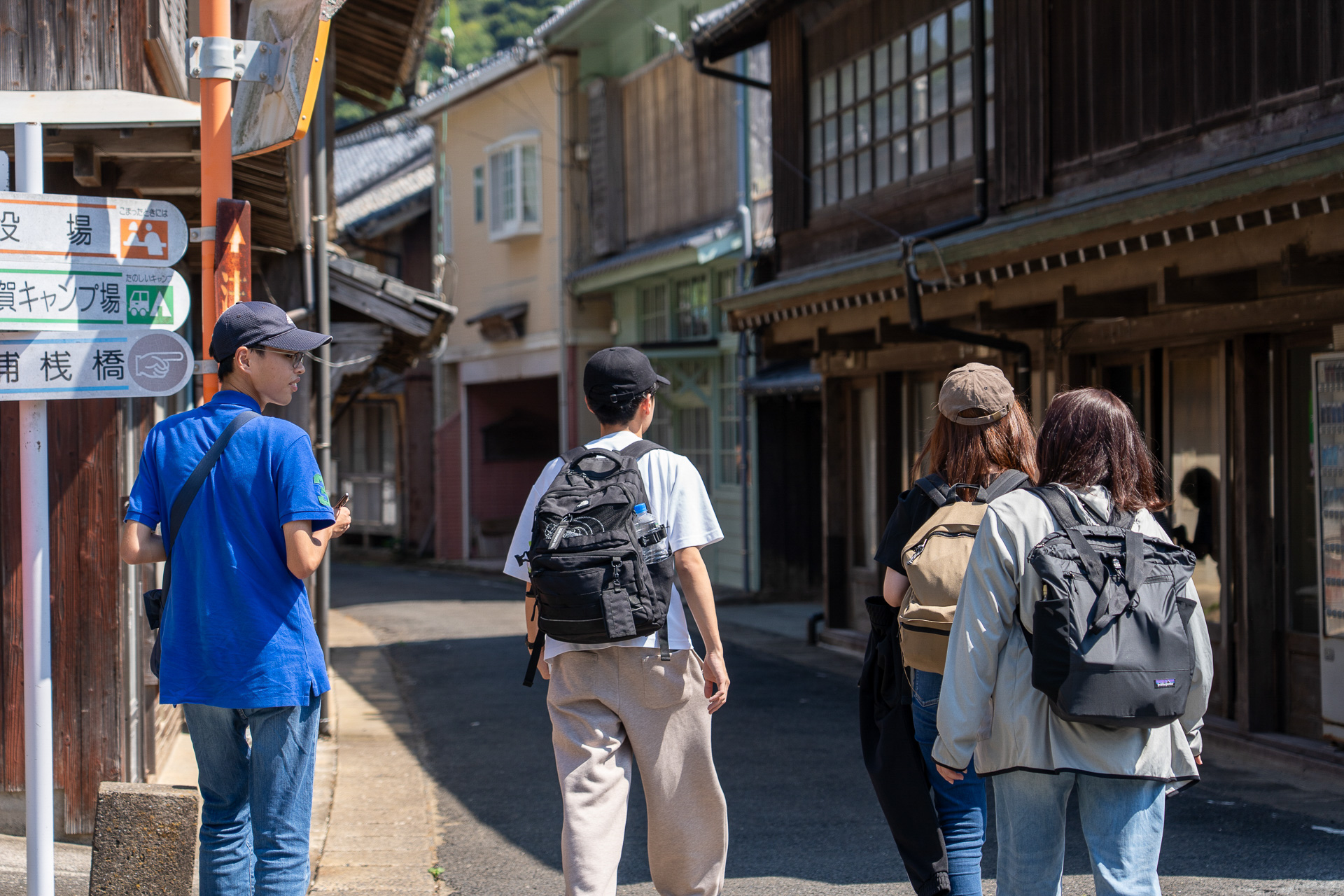 昔は肩がぶつかり合うほど人通りがあったというが、このときは（暑い時間帯ということもあって）歩いている人は誰もいない