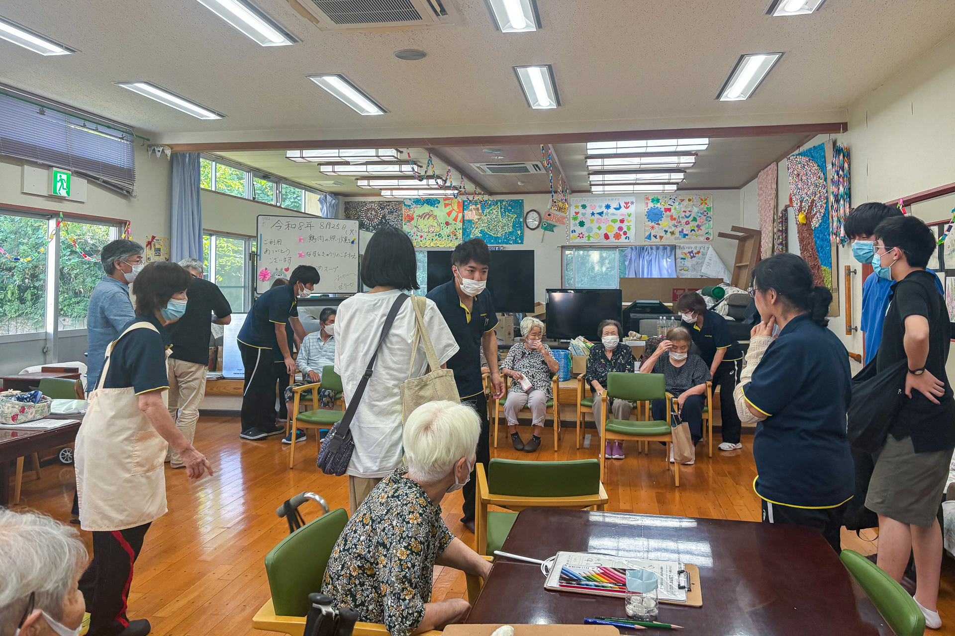 デイケアのお年寄りから話を聞いた別チーム
