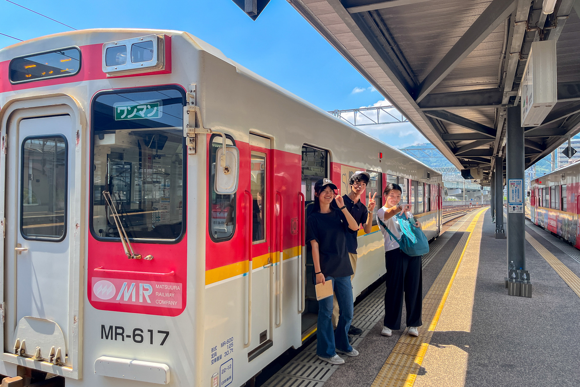 佐世保駅前で地図を広げる公共交通機関チーム。佐世保バーガーや鯨肉を食べたり、松浦鉄道に乗車しながら少し遅れて的山大島入り