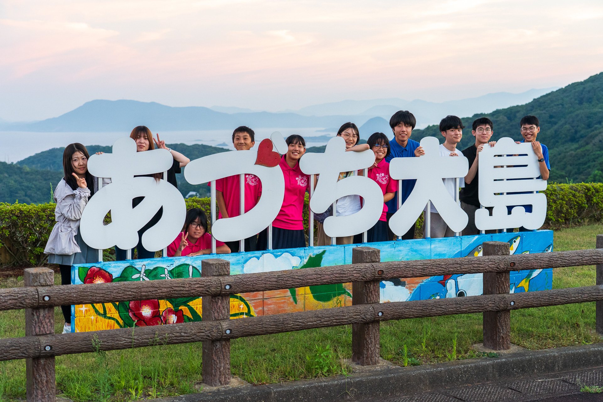 宿の前に設置されたフォトスポットで記念写真