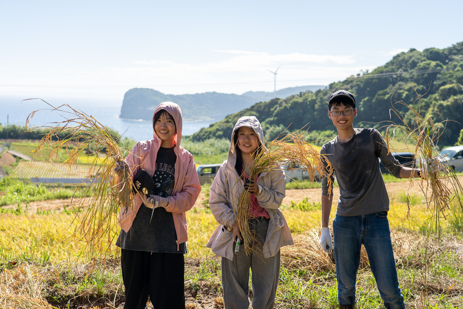 稲刈りBチームも絶景が広がる棚田での作業。コンバインの操縦も体験し、島のお米作りの今と昔を学んだ