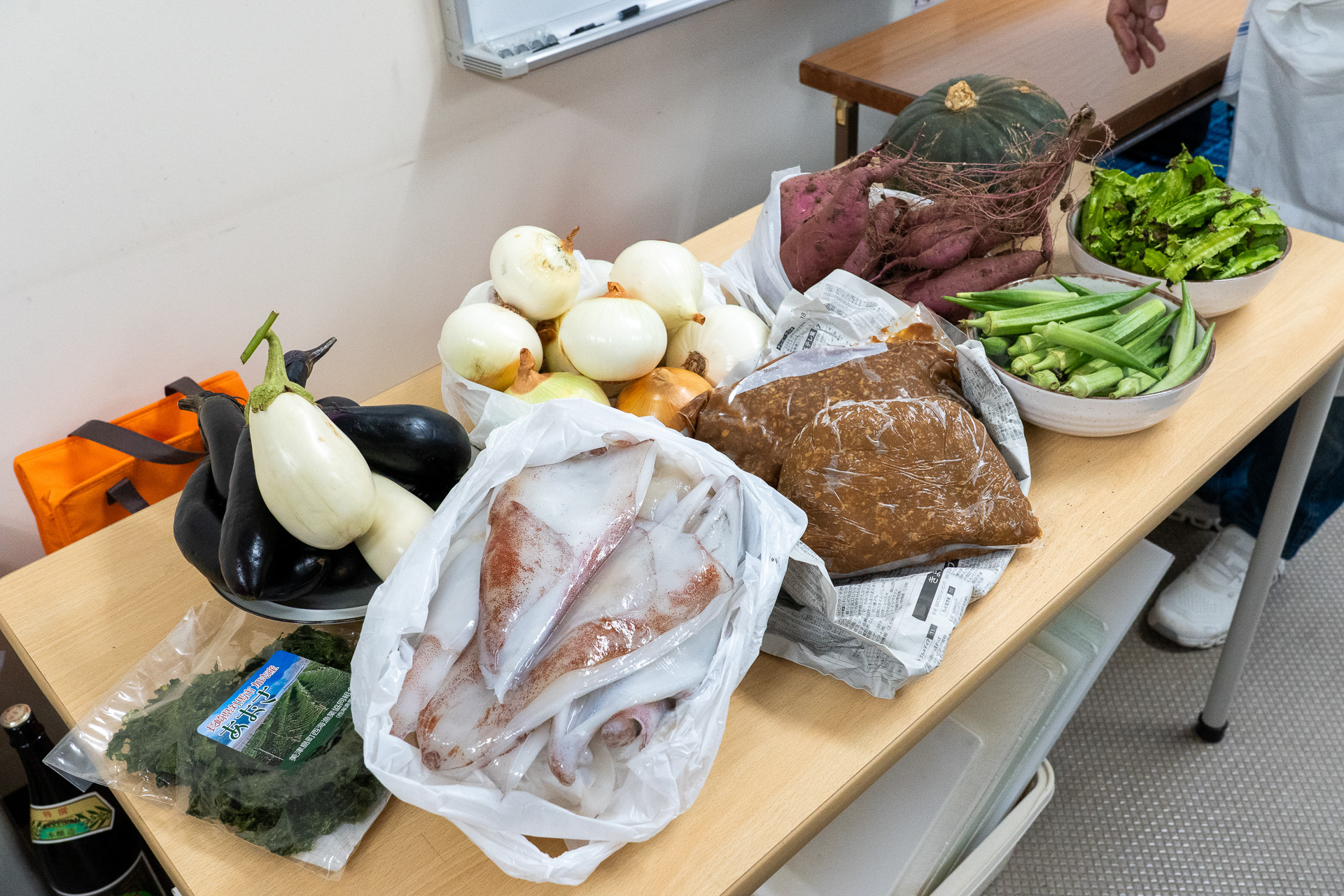味噌汁用に用意された地元の食材。味噌も地元の方の手作り