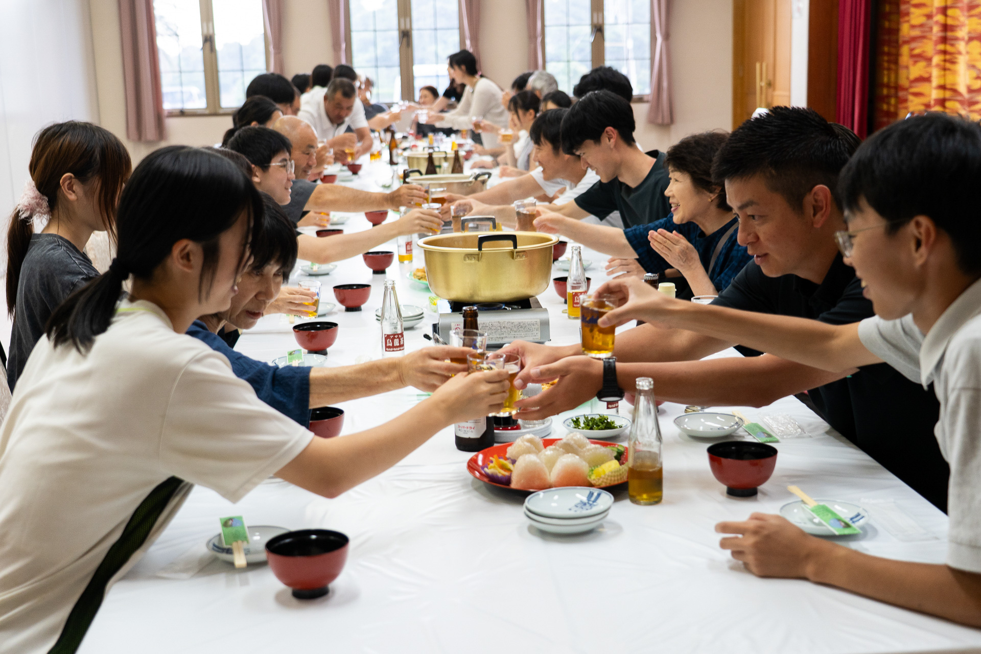 お世話になった島の方々を交え乾杯
