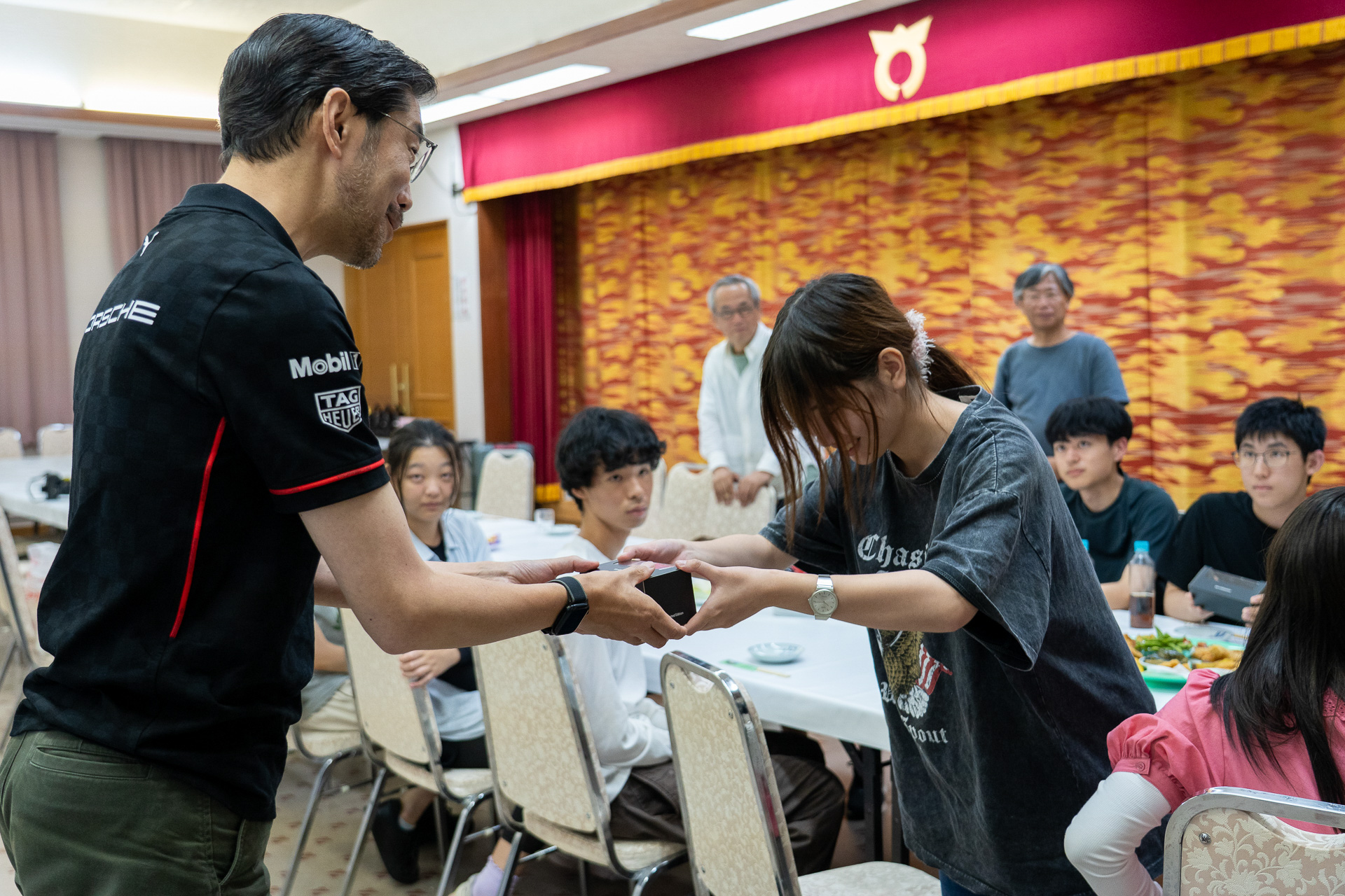 恒例のミニカー贈呈式で「私の中にある流れは、中邑さんと初めて会った日からはじまっています」と、自らの人生の歩みを重ねてエールを贈った黒岩さん