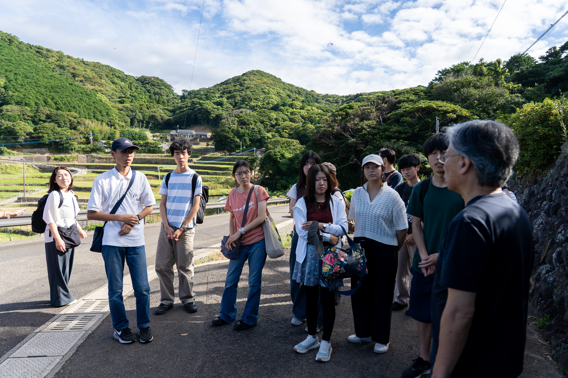 世界遺産・春日集落の案内所「かたりな」で潜伏キリシタンの歴史や人々の生活の流れについて話を聞く