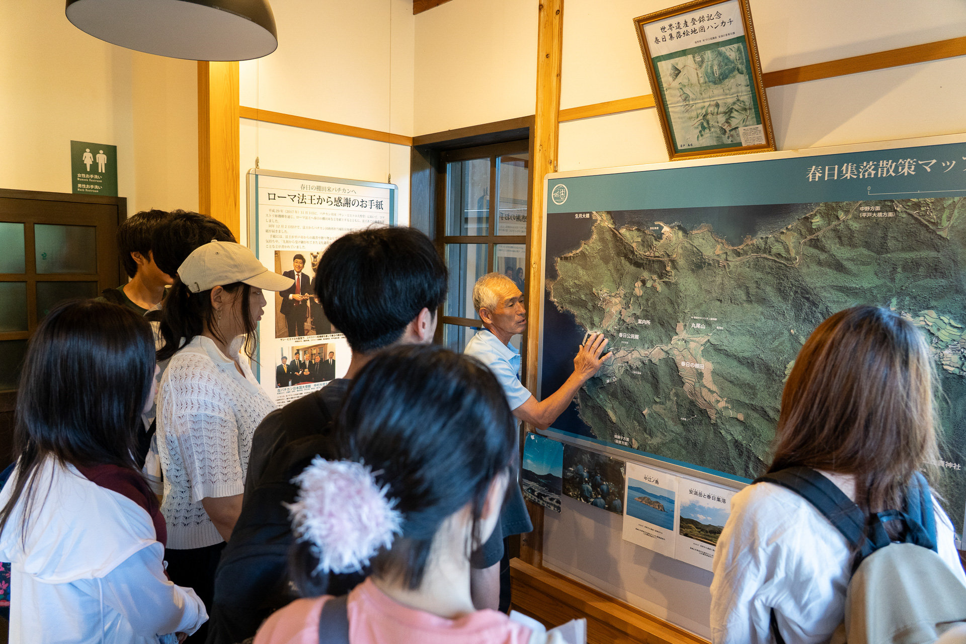 世界遺産・春日集落の案内所「かたりな」で潜伏キリシタンの歴史や人々の生活の流れについて話を聞く