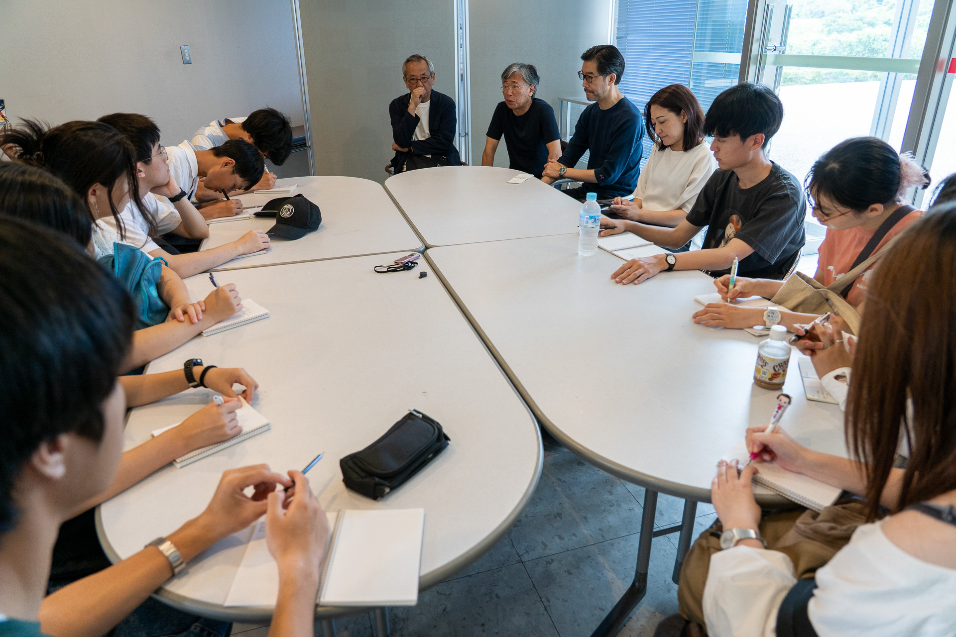生月島博物館「島の館」を見学したあと、会議室で最後に全員でテーブルを囲んだ