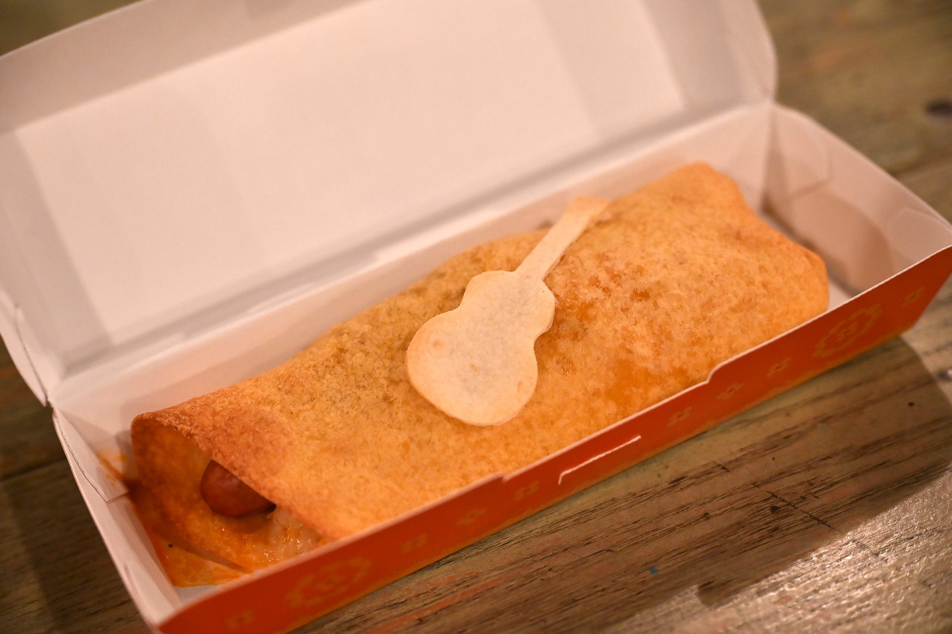 あの白いギターをデザイン