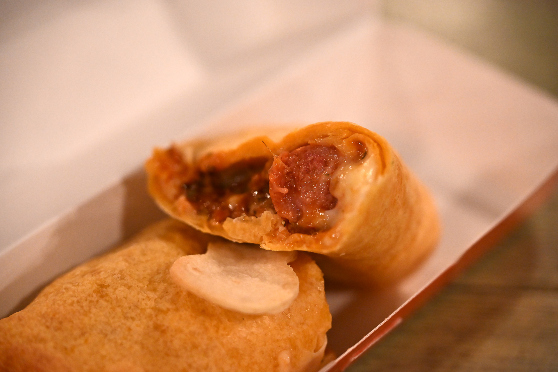 プリっとしたソーセージとチリコンカン、濃いめの味わい