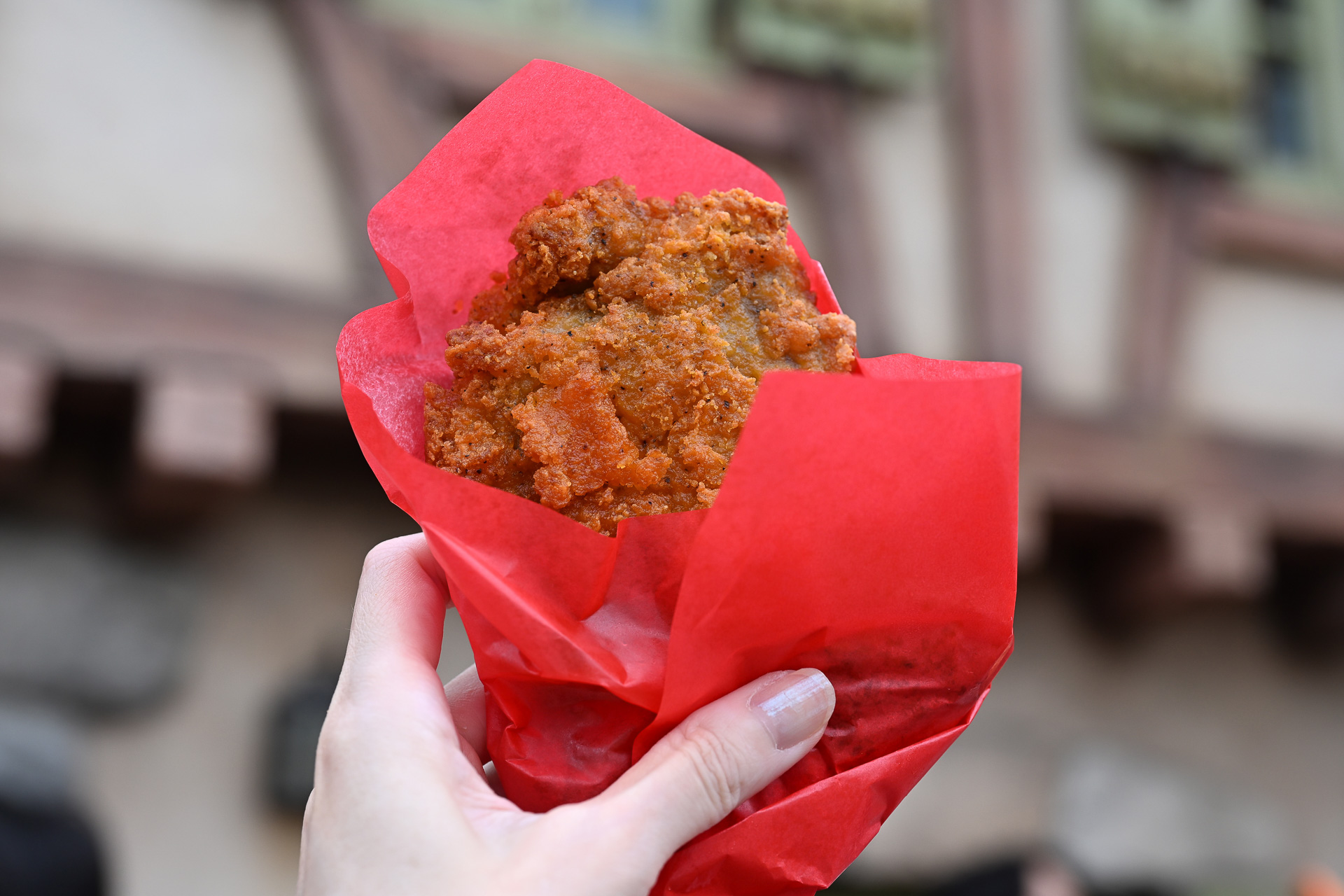 かなり大きな骨つきフライドチキン。非常にジューシー