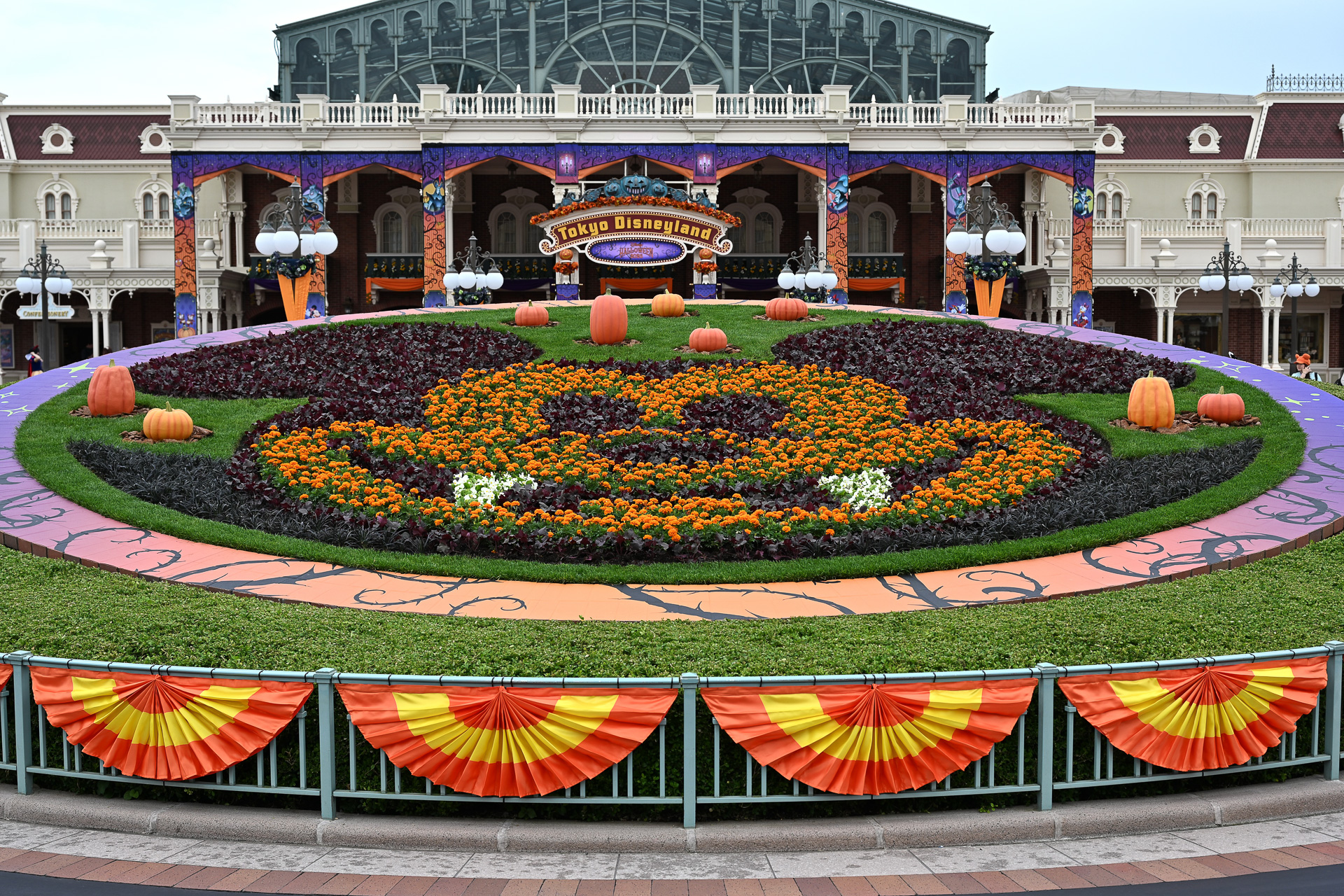 エントランスの花壇はドラキュラミッキーに