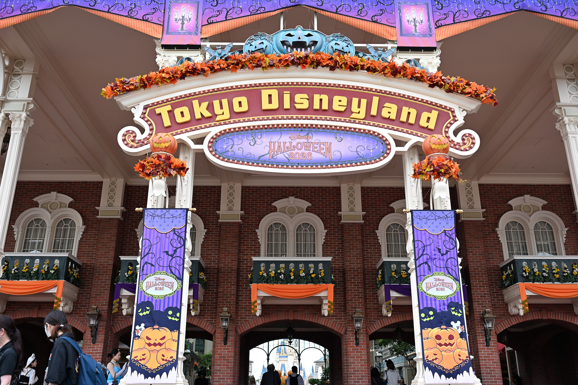 デコレーションにアトラクションまでパーク中がハロウィーンだ