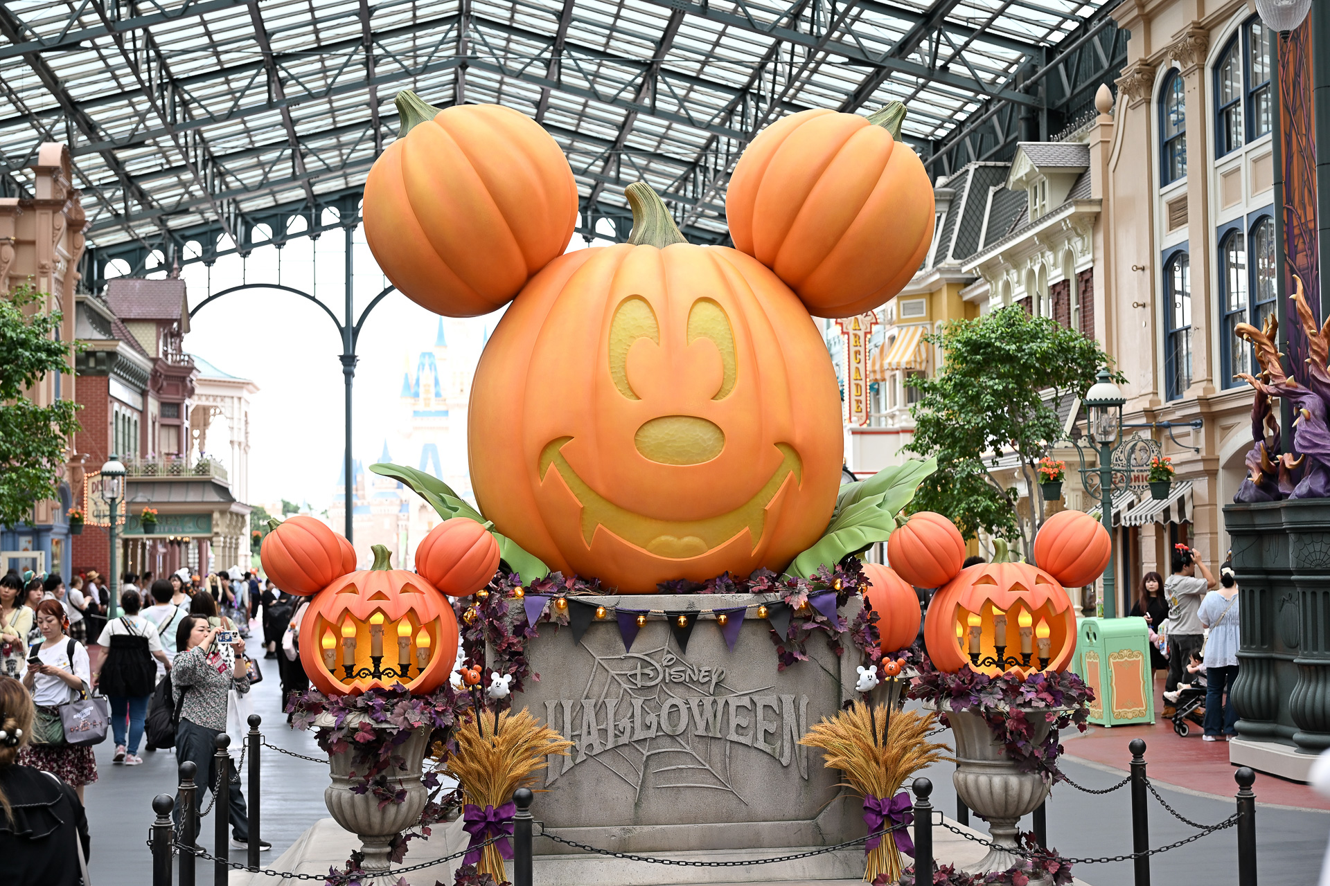 デコレーションにアトラクションまでパーク中がハロウィーンだ