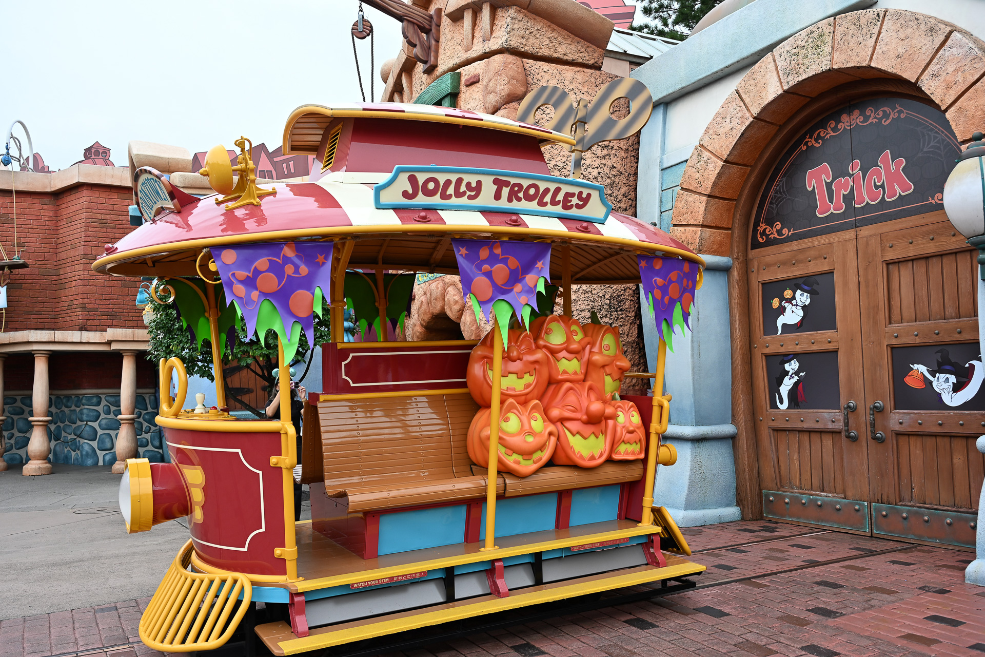 デコレーションにアトラクションまでパーク中がハロウィーンだ