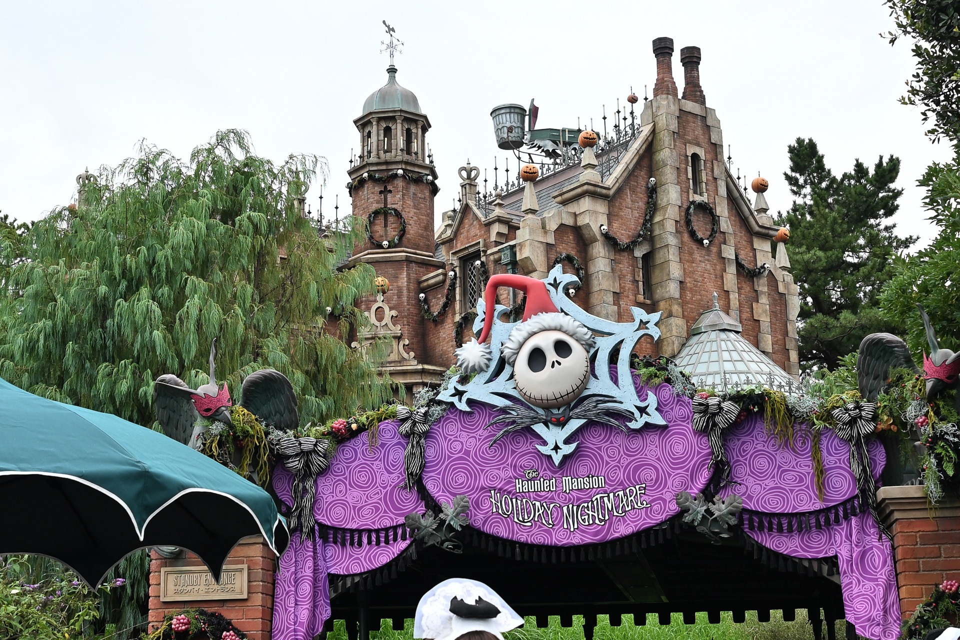 デコレーションにアトラクションまでパーク中がハロウィーンだ