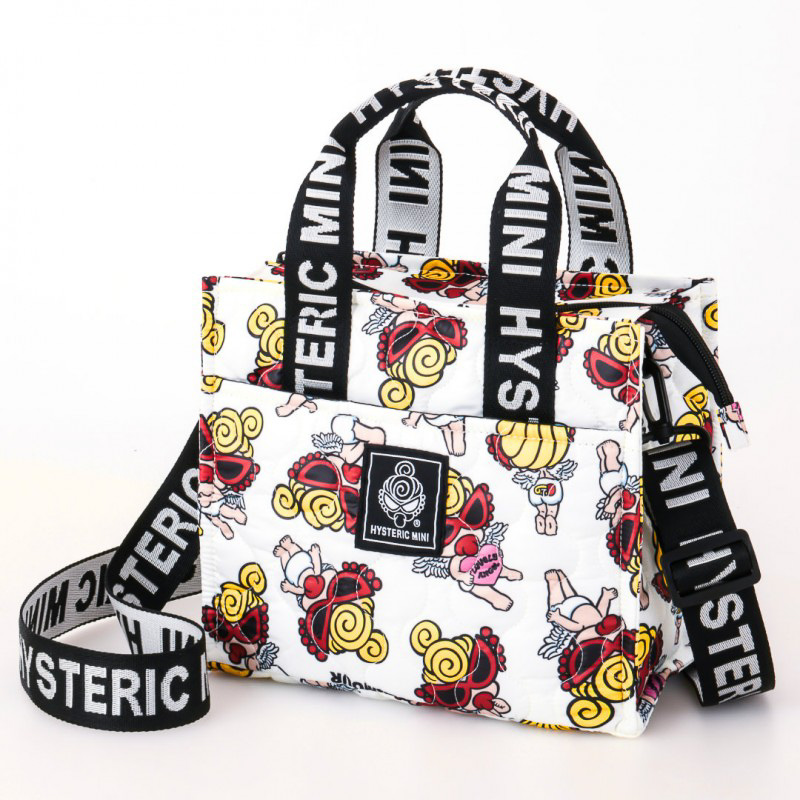 宝島社の公式通販のほか、ローソンやHMV＆BOOKS onlineでも販売するホワイトバージョン「HYSTERIC MINI 3ROOM SHOULDER BAG BOOK WHITE ver.」（書店では取り扱いなし）