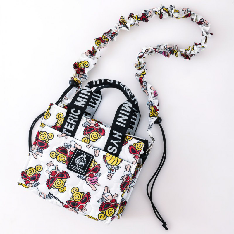 宝島社の公式通販のほか、ローソンやHMV＆BOOKS onlineでも販売するホワイトバージョン「HYSTERIC MINI 3ROOM SHOULDER BAG BOOK WHITE ver.」（書店では取り扱いなし）