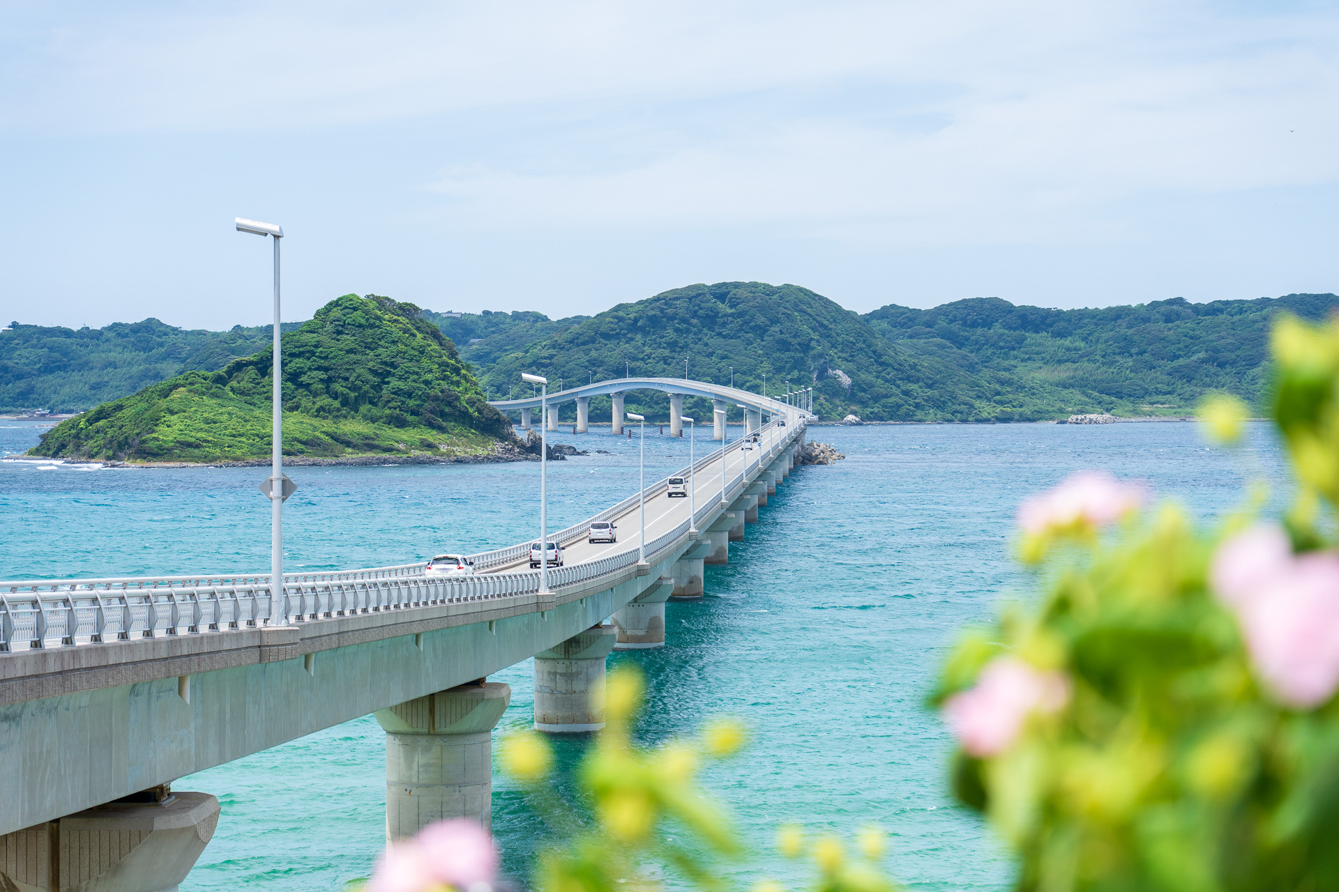 鳩島という小さな島を迂回して、左へと緩やかにカーブする曲線が美しい