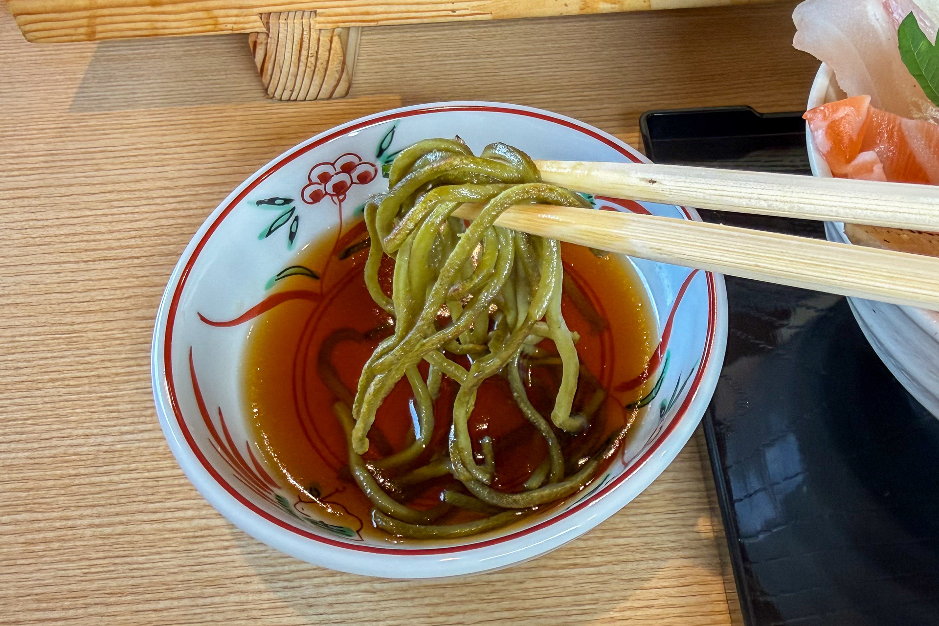 もみじおろしとレモンを効かせた温かい特製つゆに、たっぷりくぐらせていただきます