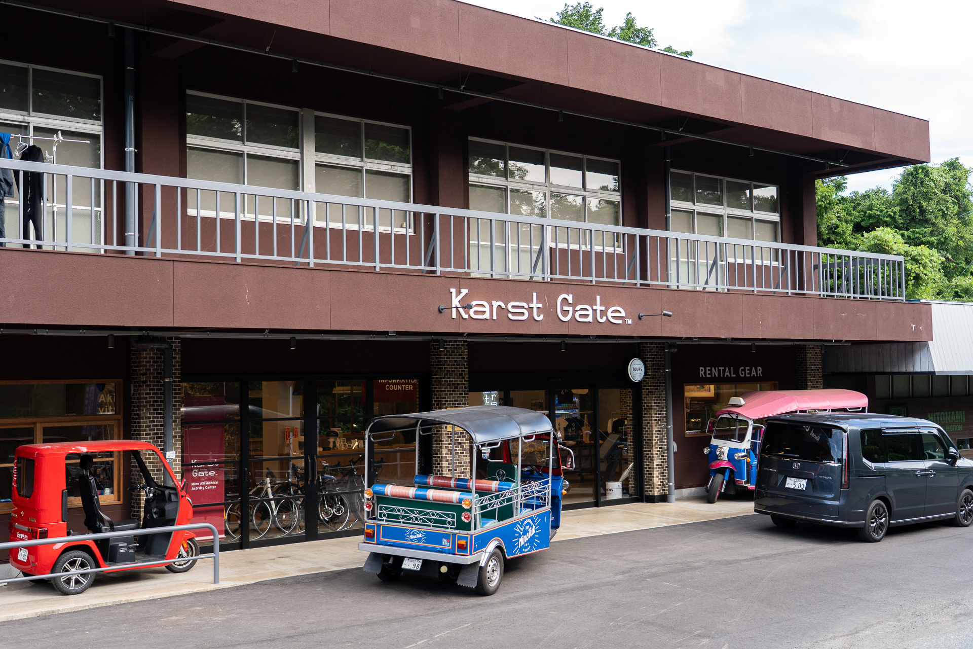 2026年3月に秋吉台にオープンした体験型観光の拠点施設「Karst Gate」。最新のアクティビティ情報がここに集結しています
