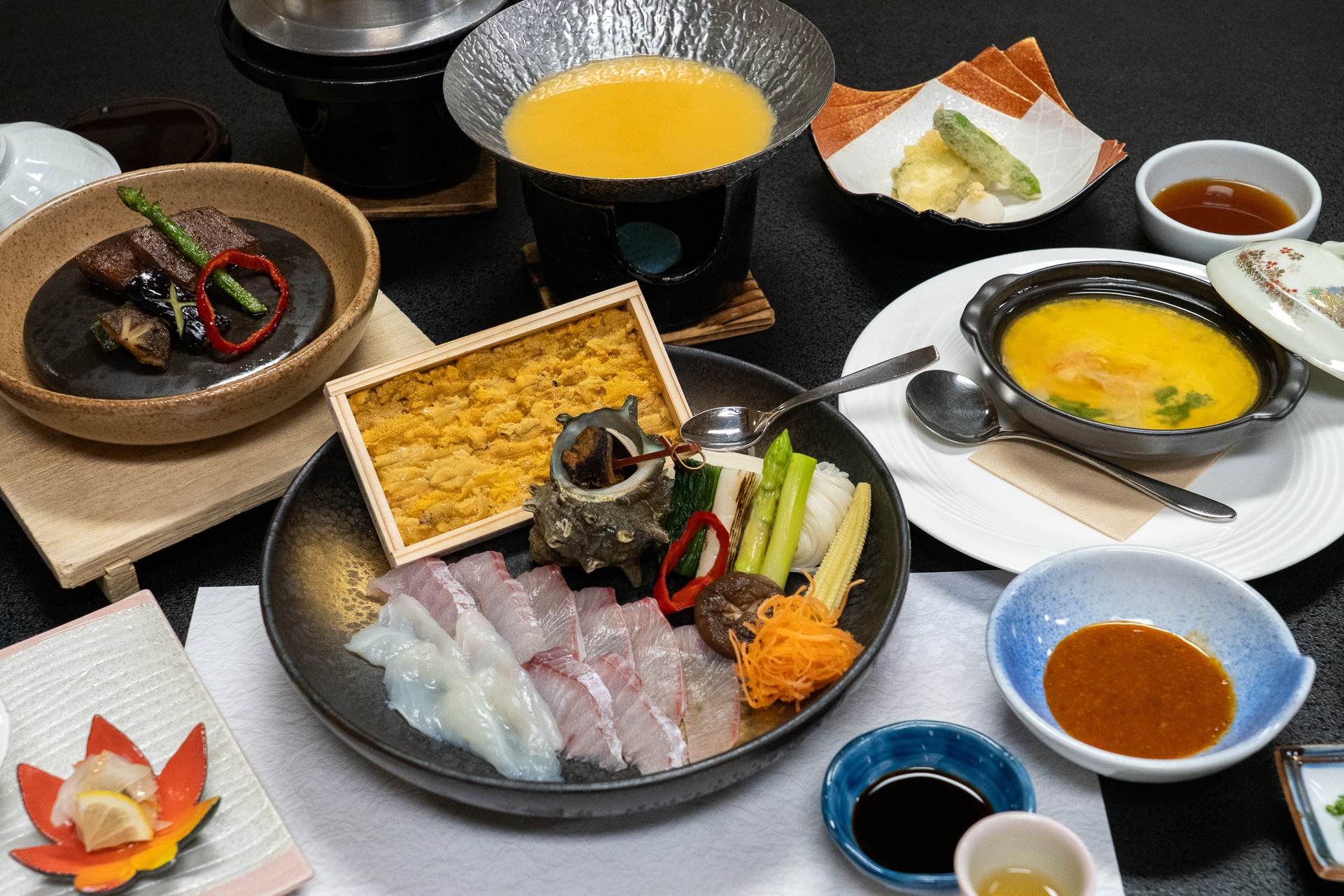 「源泉の宿 萩本陣」の豪華な夕食会席