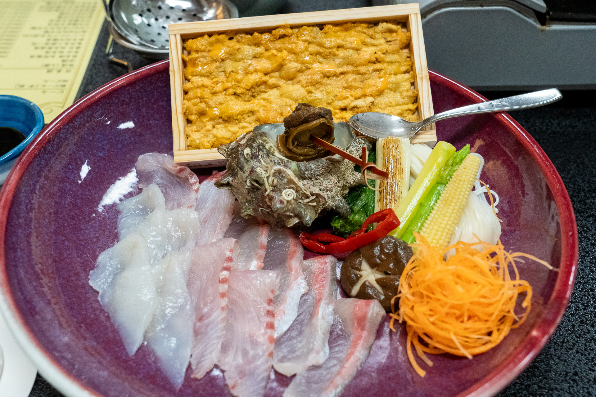 濃厚なうにスープに山口県産の海の幸や野菜をしゃぶしゃぶして楽しむ極み海鮮雲丹しゃぶ