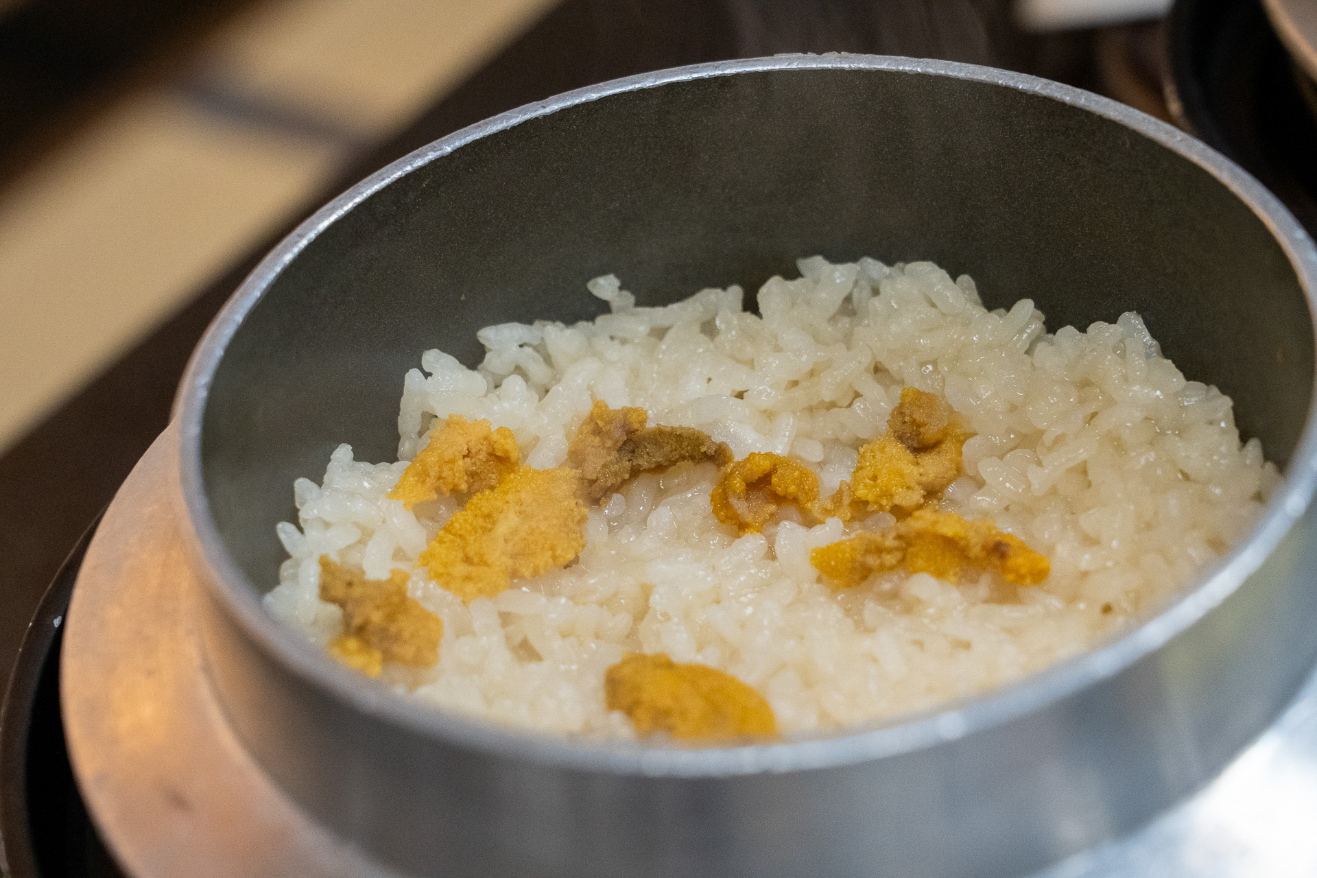御飯物はフタを開けた瞬間によい香りが広がる雲丹釜飯