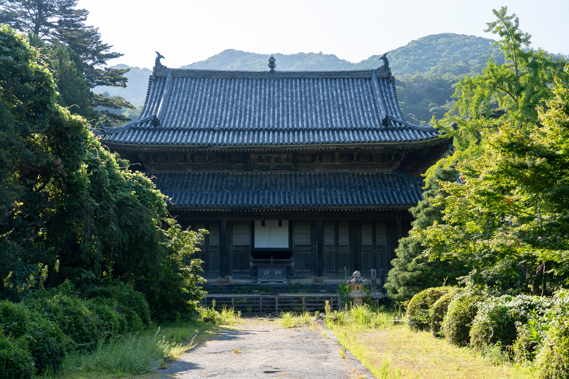 毛利家の菩提寺である東光寺の大雄宝殿。中国風の建築様式を取り入れた黄檗宗ならではのたたずまい