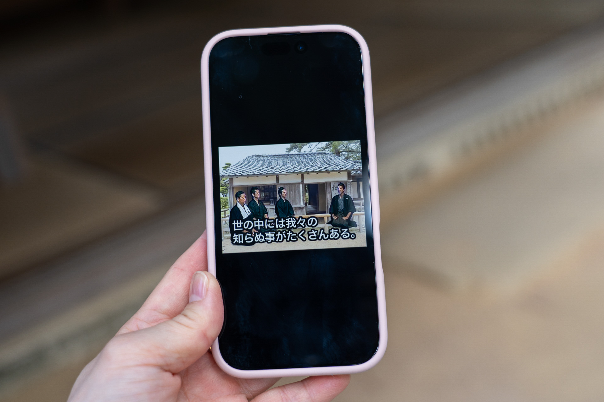 現地にあるQRコードを読み取ると、史跡を解説した時代劇風動画をスマホで視聴できます