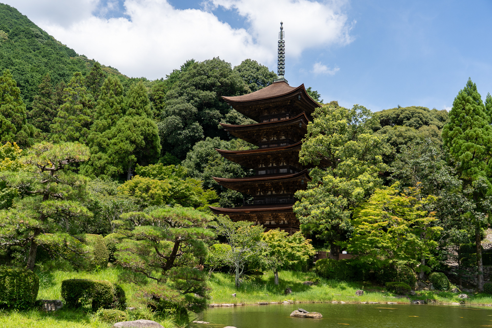 約70年ぶりの大改修工事を終え、優美な姿がよみがえった国宝「瑠璃光寺五重塔」