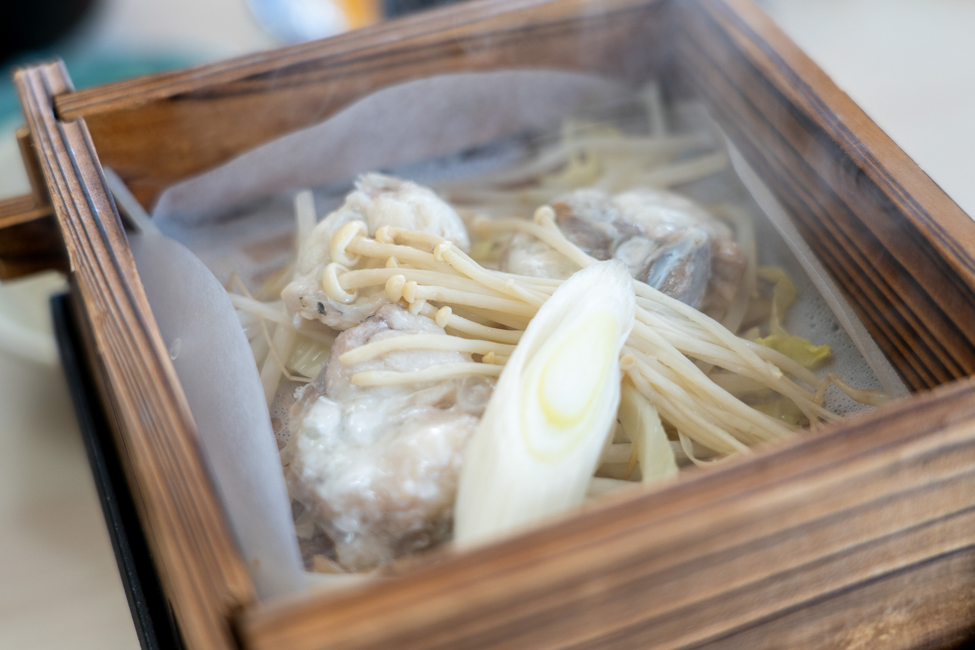 せいろのなかでふぐの旨味を野菜に染み込ませた「ふぐセイロ蒸し」