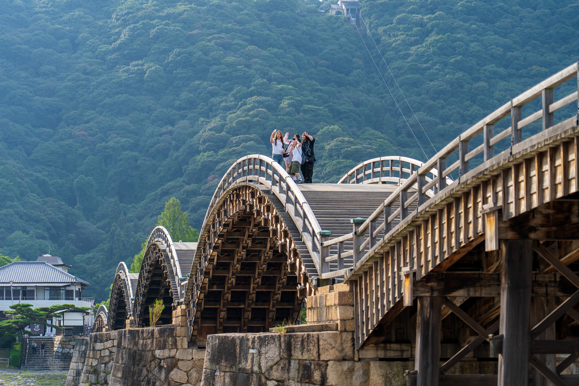 アーチの頂上は、川面からの心地よい風が吹き抜ける絶好のフォトスポット