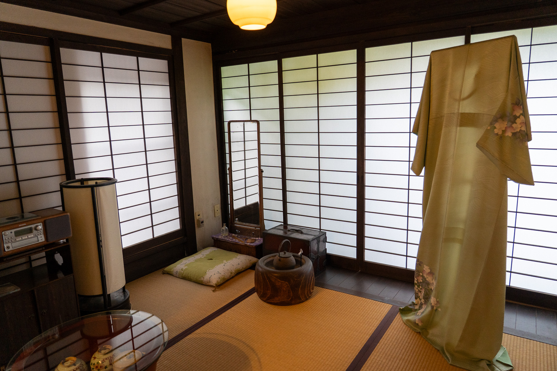 千代さんが愛用した着物が飾られている「鏡台の間」