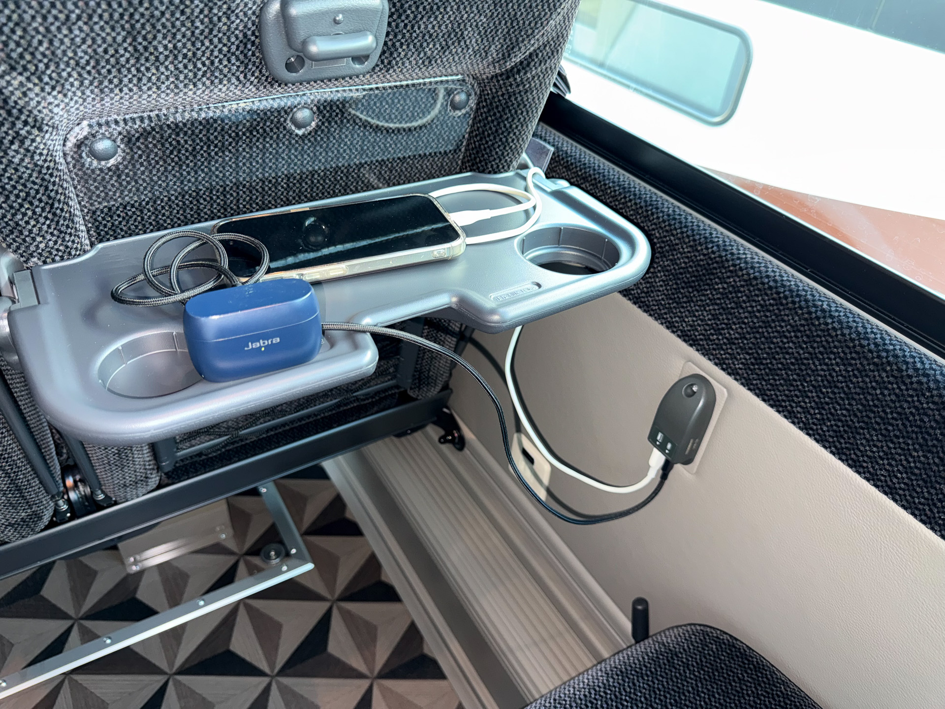 窓側席は、窓下にACコンセントとUSB Type-A/Cポートを備える