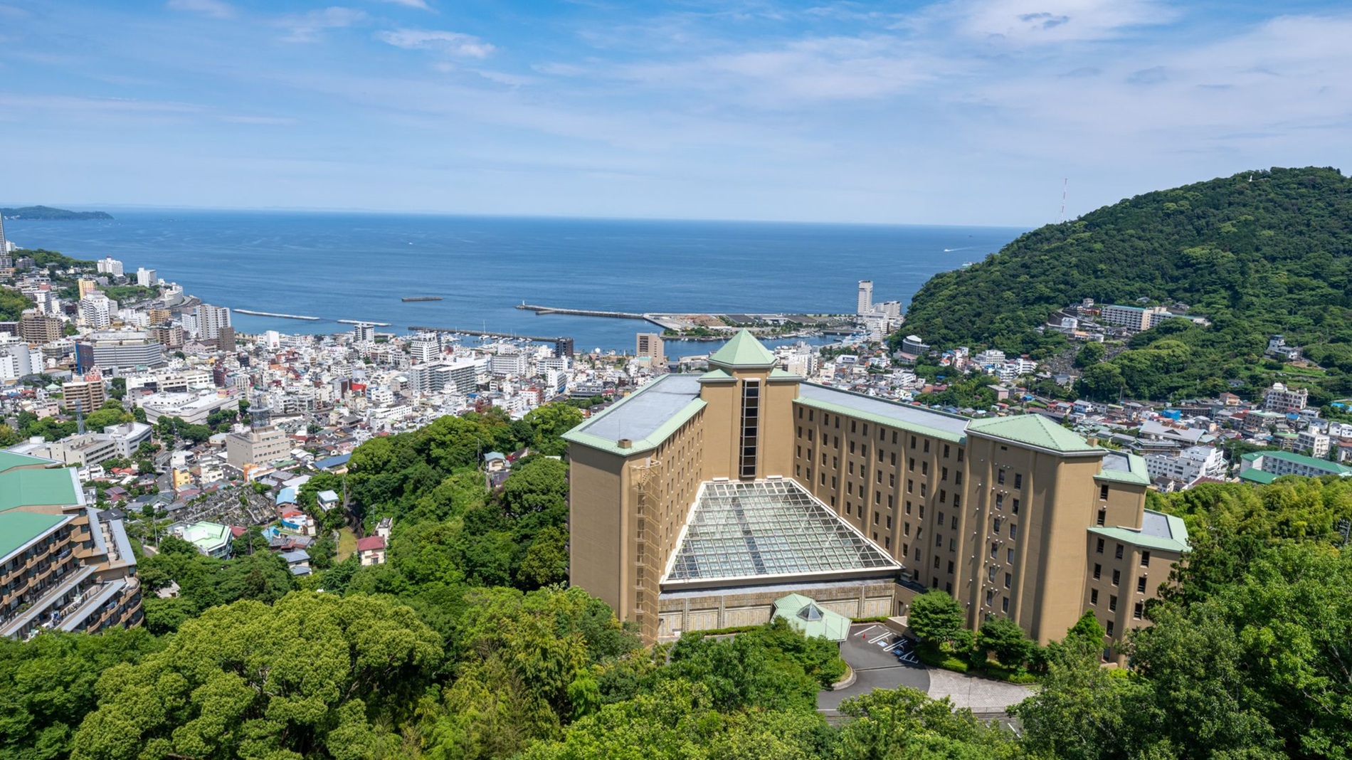 2026年3月にリニューアルオープン。JR熱海駅から車で約10分で、無料送迎も用意