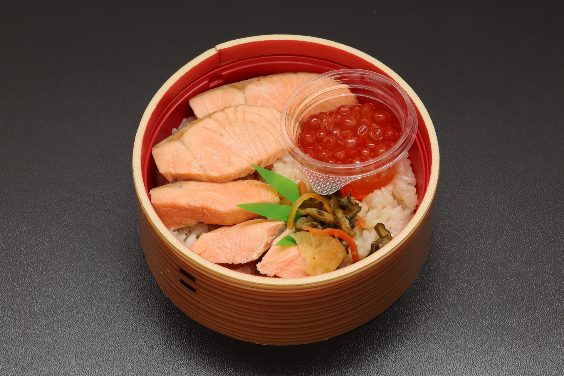銀鮭煮が、その煮汁で炊いたご飯を覆い尽くしています