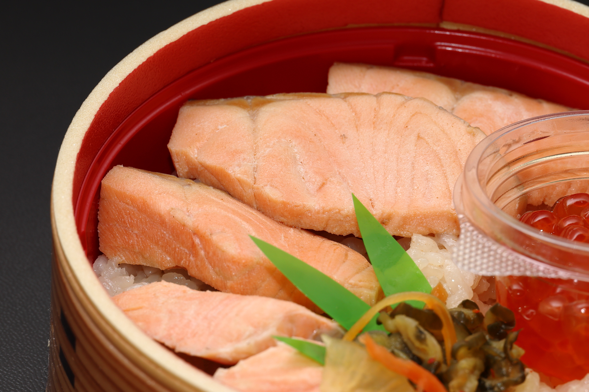 多くの駅弁に見られる焼き鮭とは違う銀鮭煮の食感も楽しい