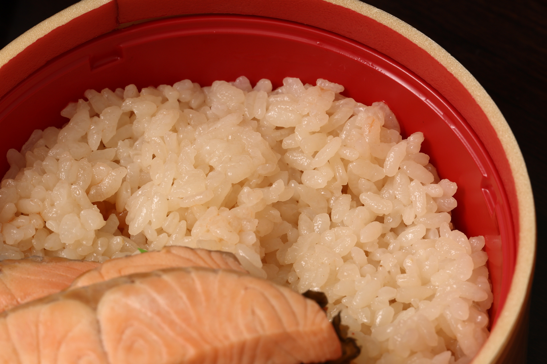 銀鮭煮の煮汁で炊いたご飯は、当然そのまま食べても銀鮭の味がします