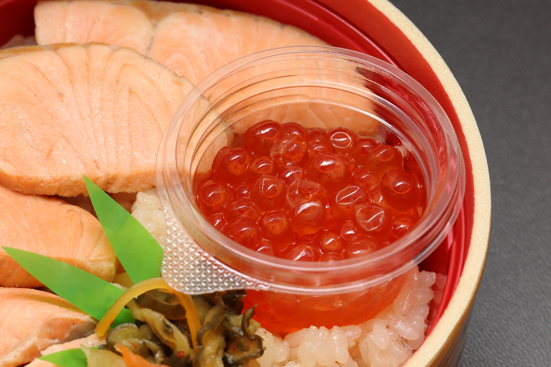 料理の名前にもなった腹子（はらこ＝いくら）の醤油漬けはカップで別添えになっています