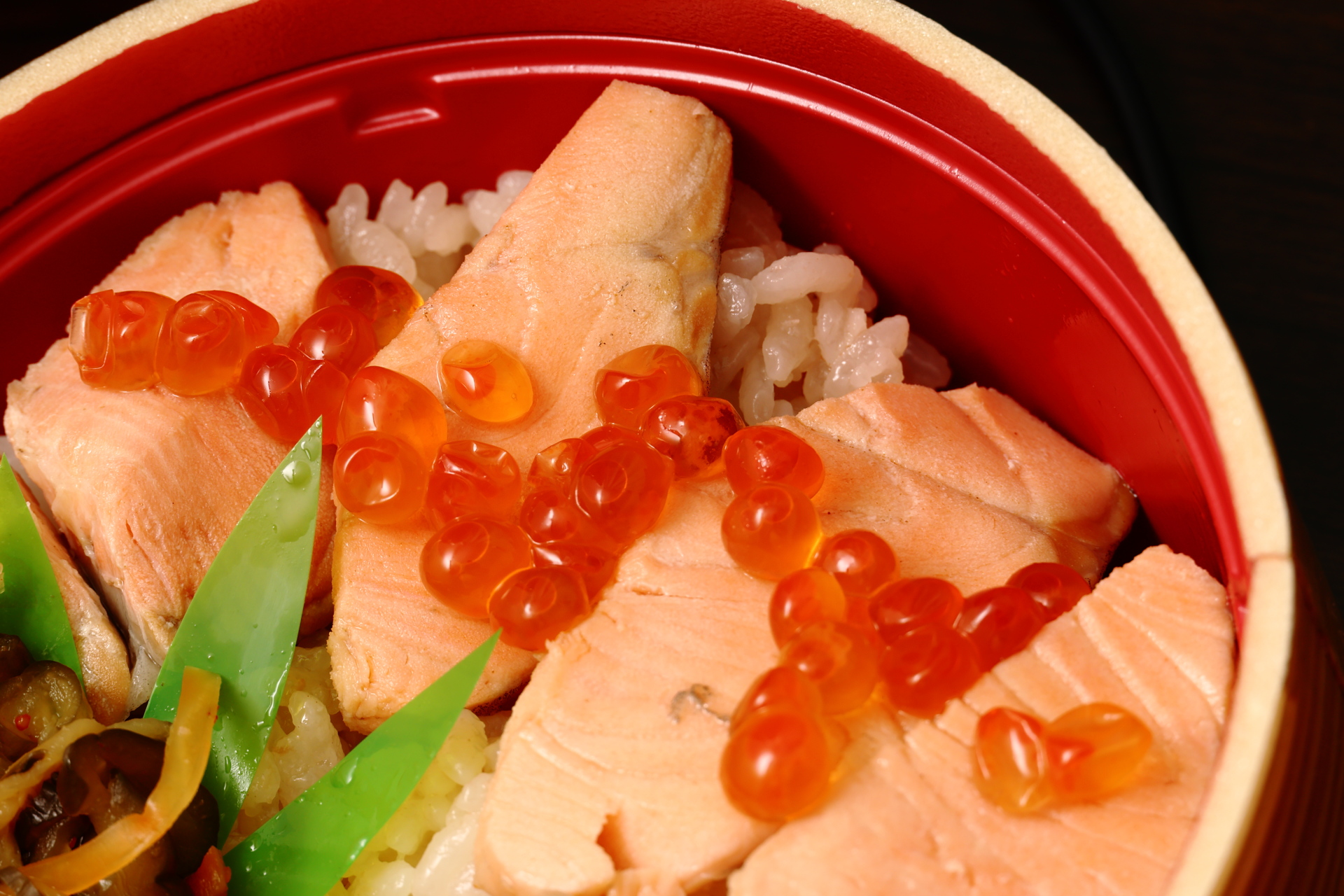 いくらが別添えなので ご飯：銀鮭煮：いくらを好みのバランスで食べられます