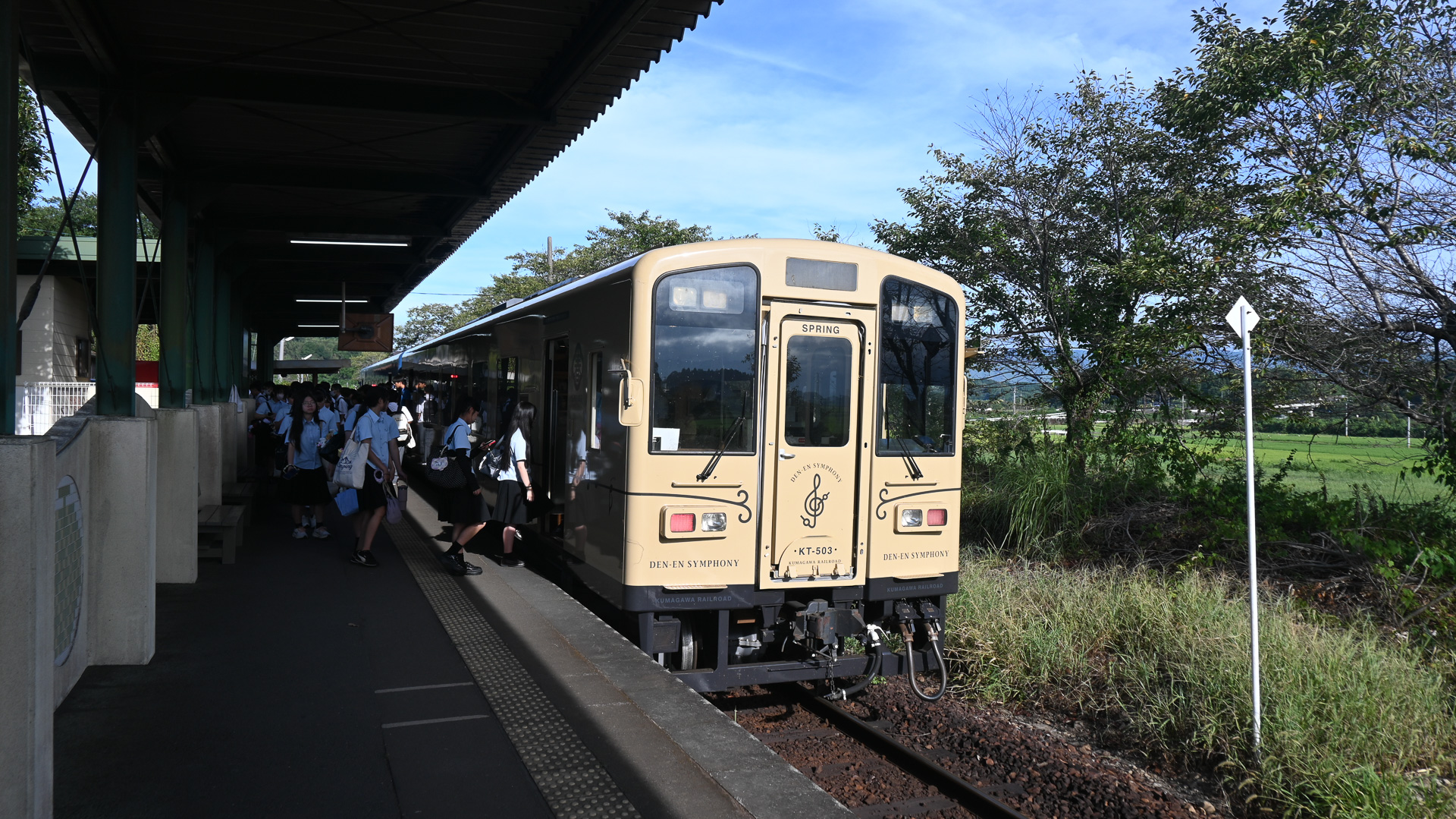 肥後西村駅で発車を待つ、湯前行き普通列車（2026年9月撮影）